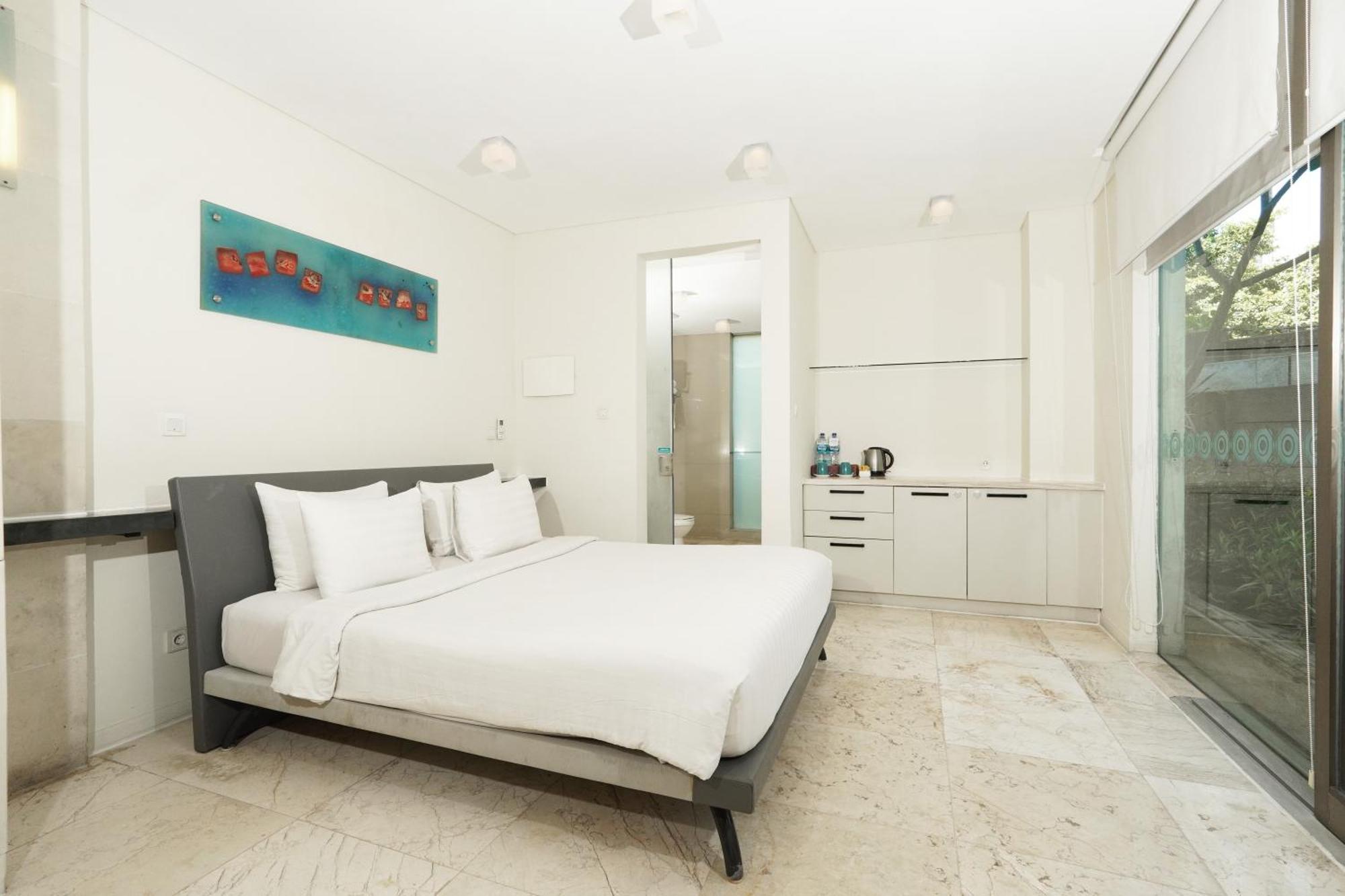 Furamaxclusive Ocean Beach Seminyak Bali Legian  Room photo A bedroom at the hotel